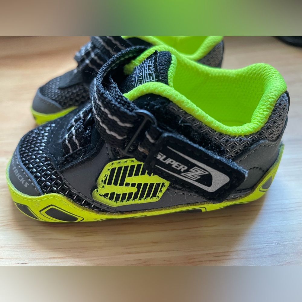 Skechers baby Size 2 The Air-Mazing crib Tricks